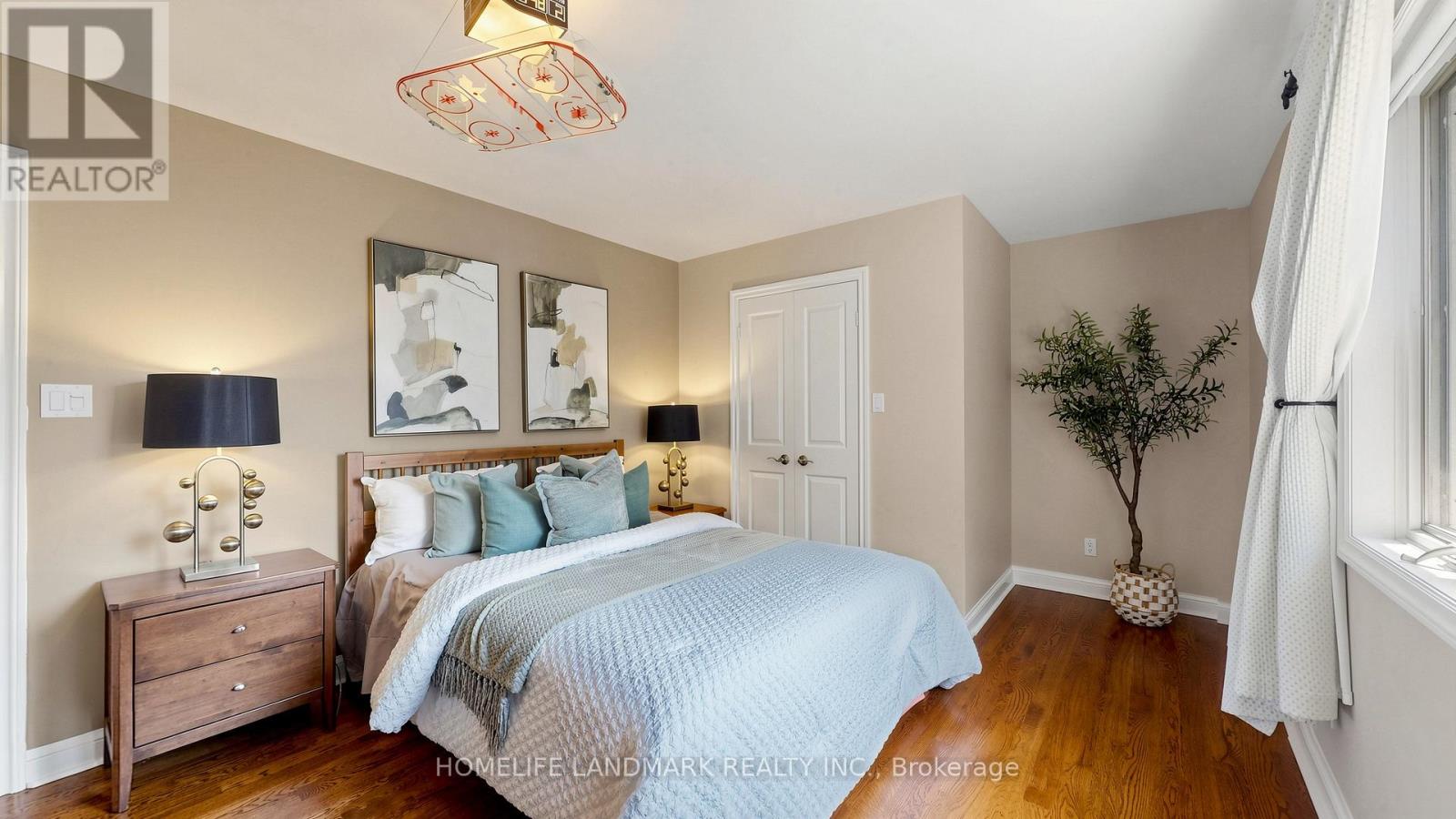 27 QUINCY CRESCENT - 26