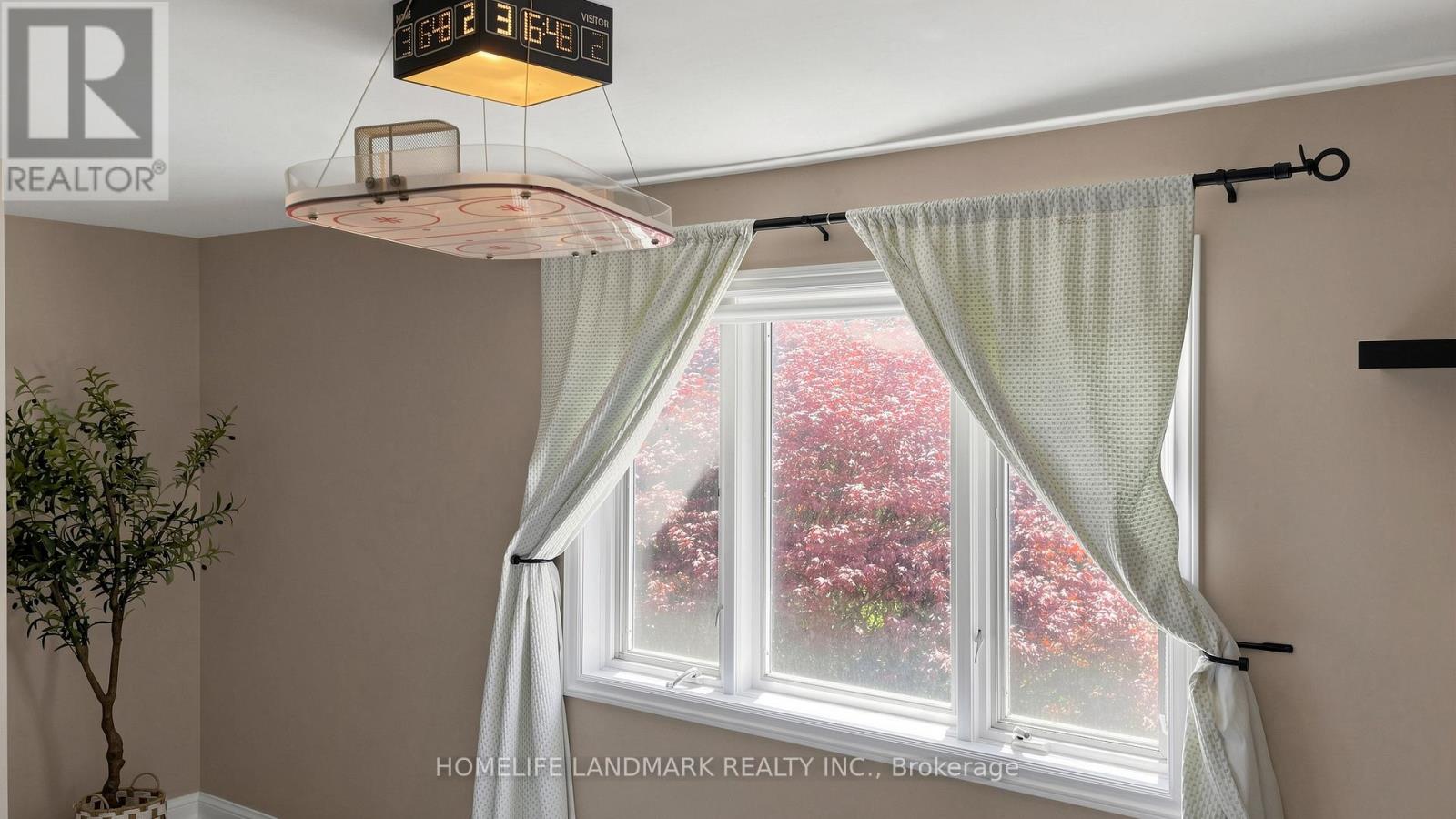 27 QUINCY CRESCENT - 27