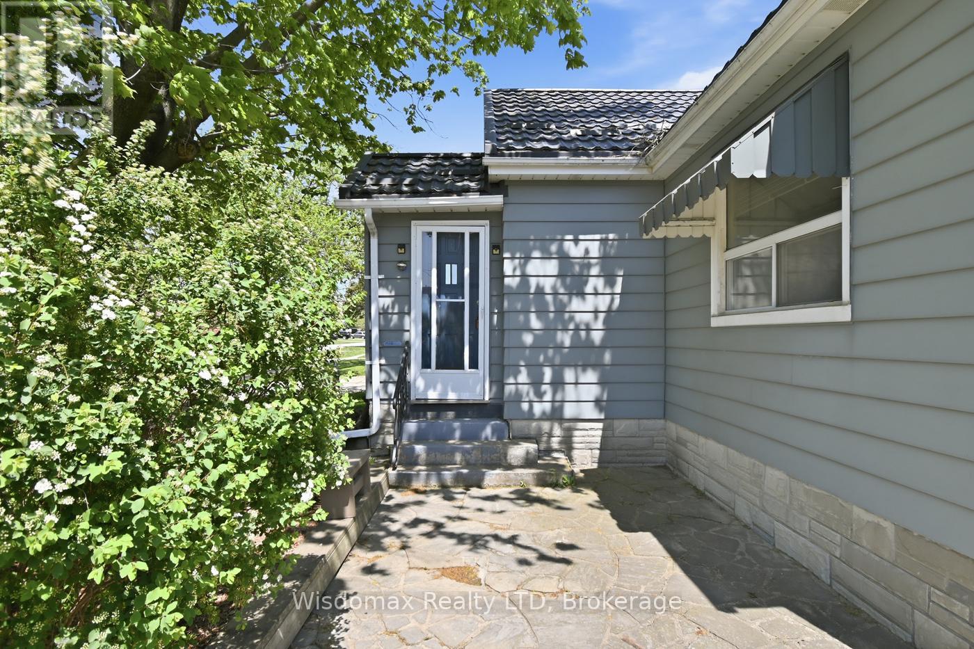 108 QUEEN STREET S - 4