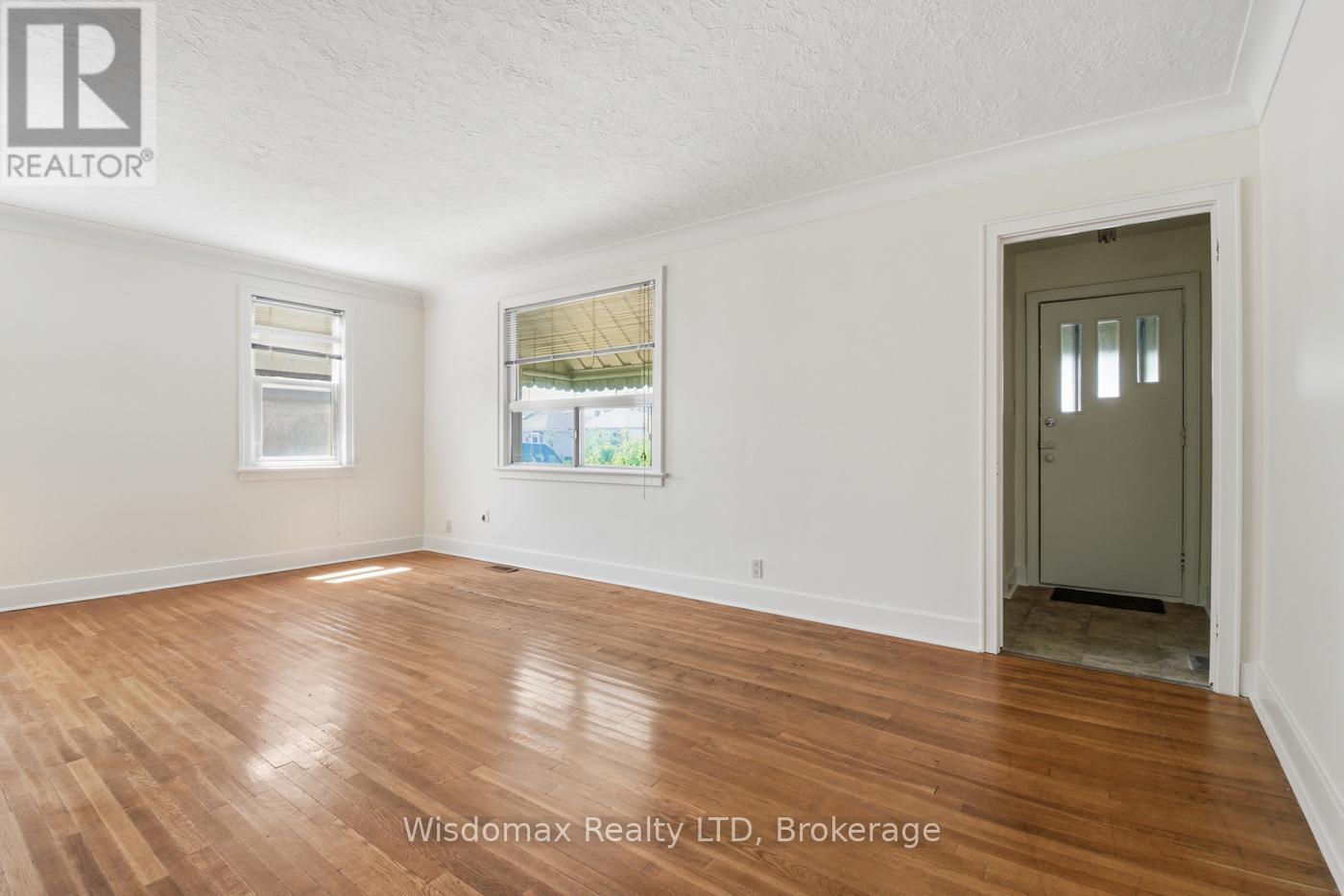 108 QUEEN STREET S - 7