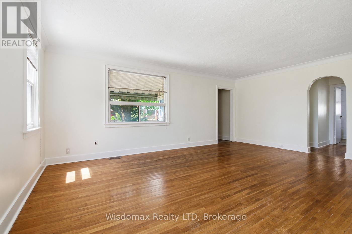 108 QUEEN STREET S - 8