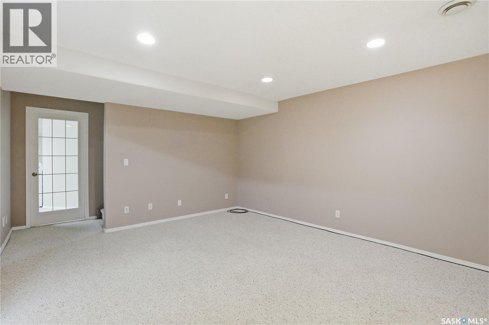 #18 410 Keevil CRESCENT - 31