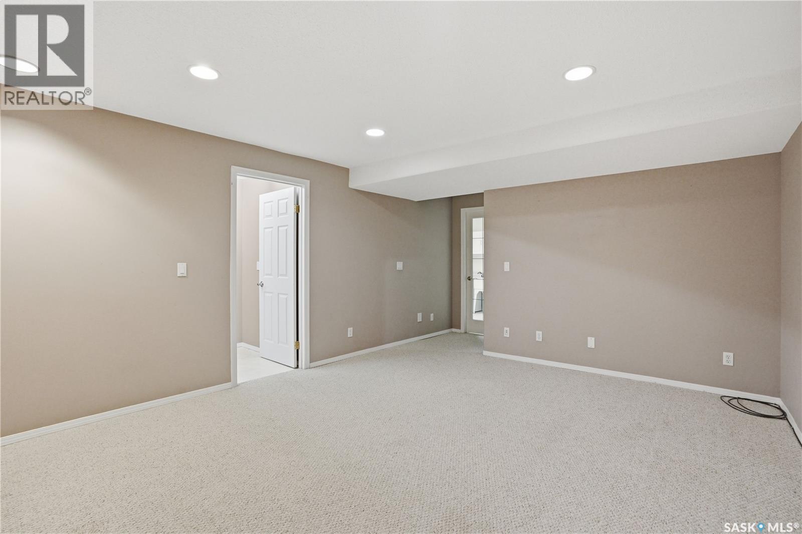 #18 410 Keevil CRESCENT - 30