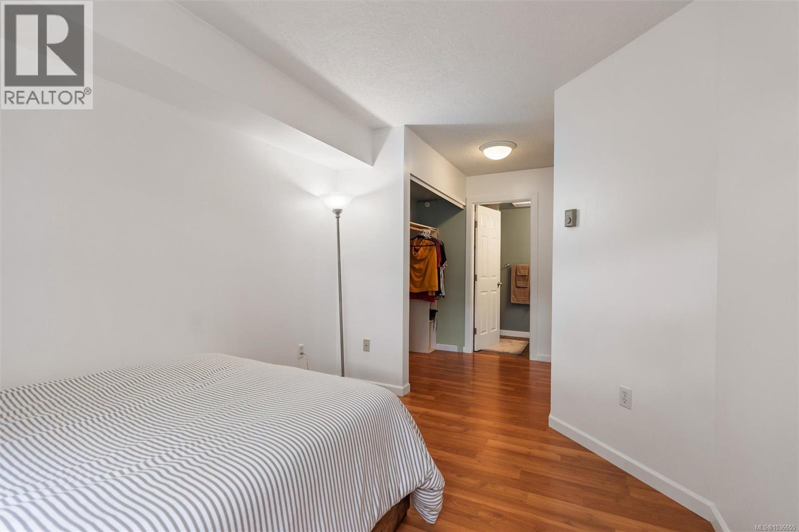 105 1055 Hillside Ave, Victoria