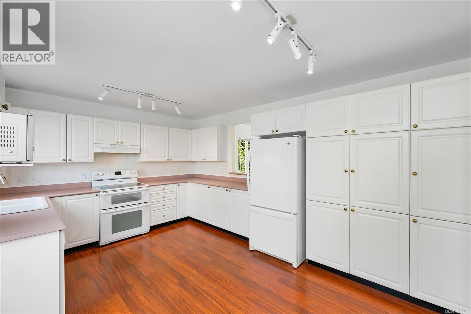 77 14 Erskine Lane, View Royal