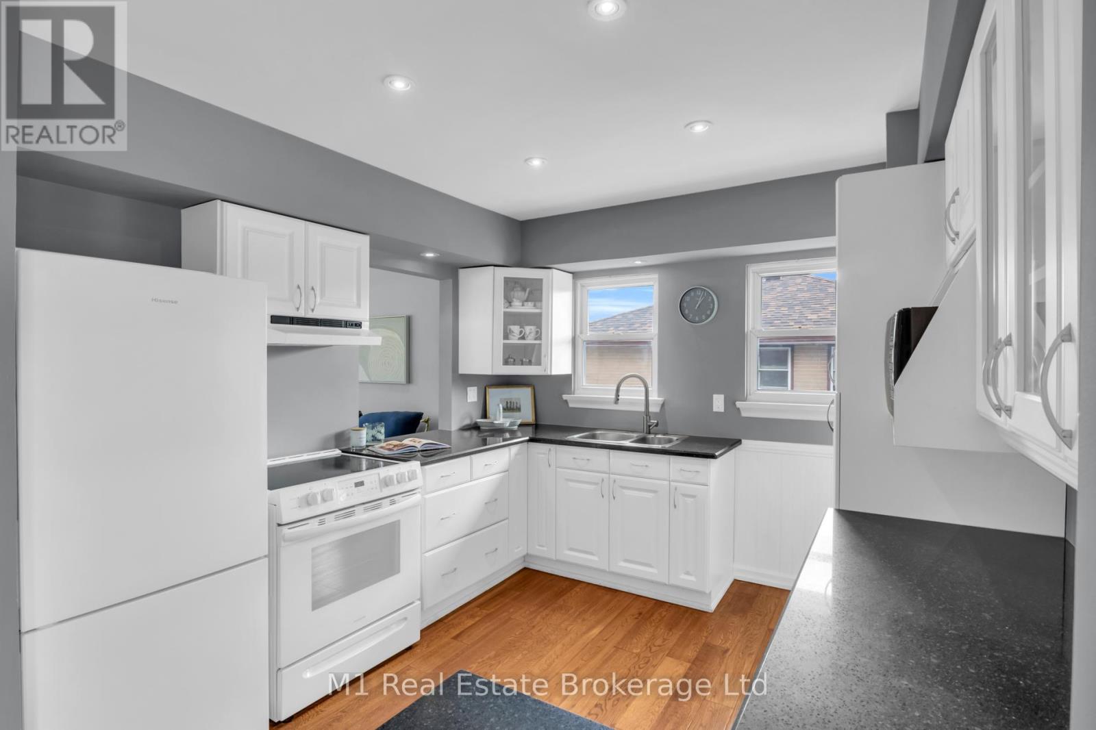 148 VICTORIA ROAD N - 12
