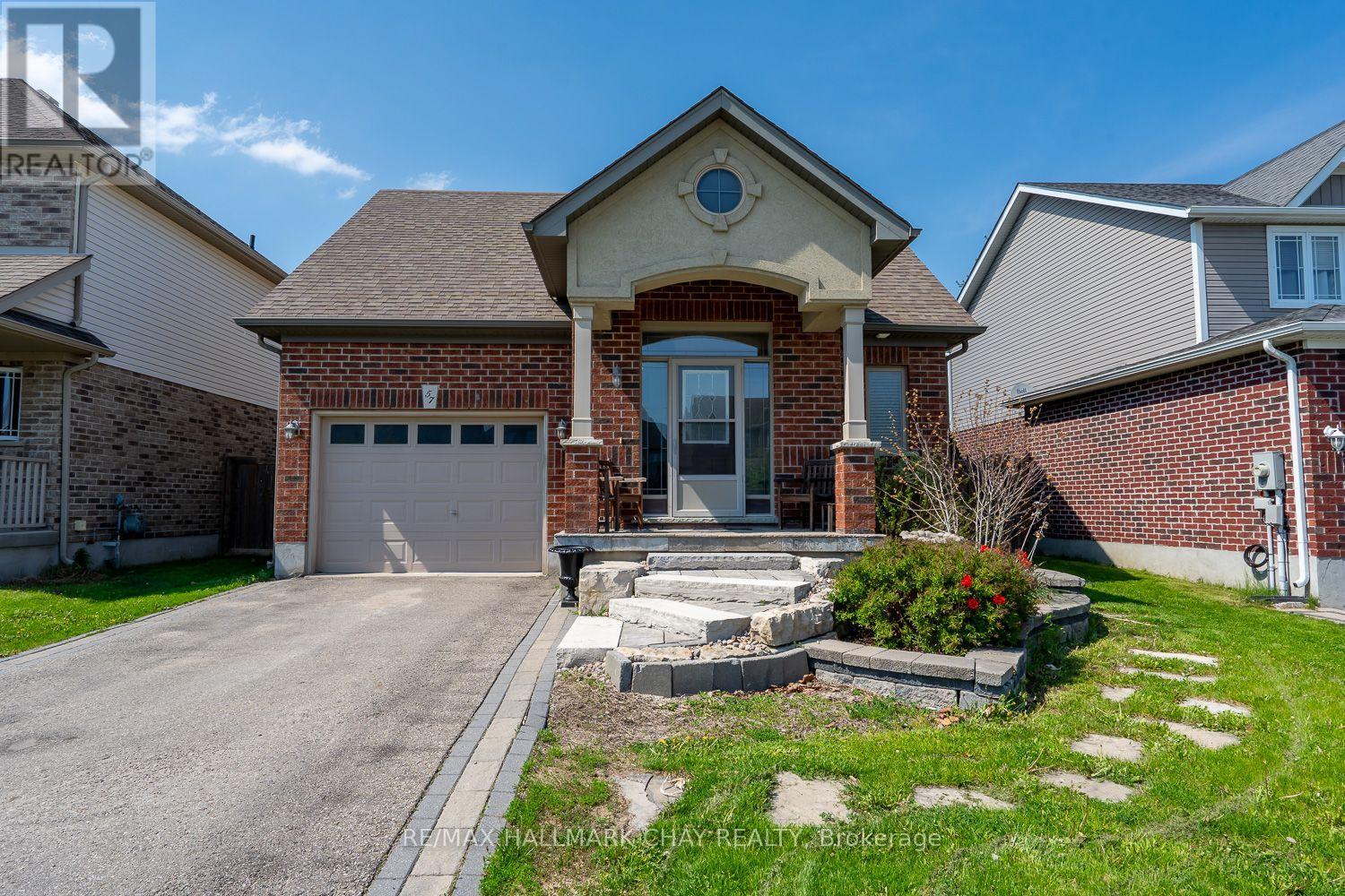 57 IRWIN CRESCENT - 1