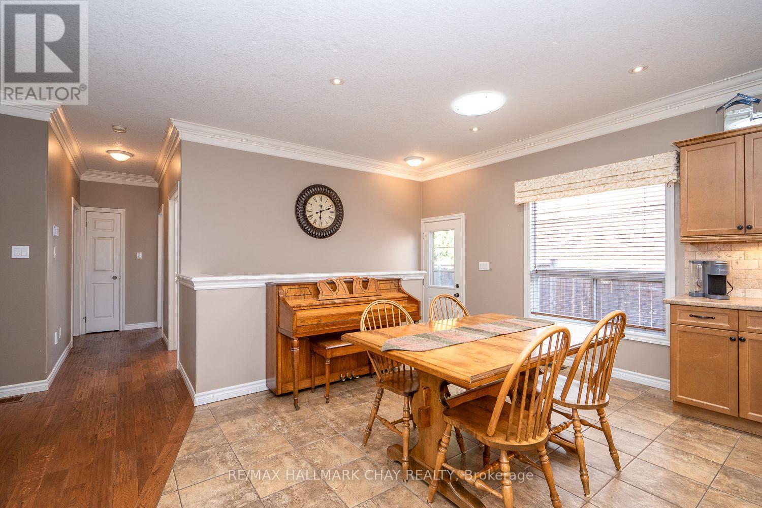 57 IRWIN CRESCENT - 10