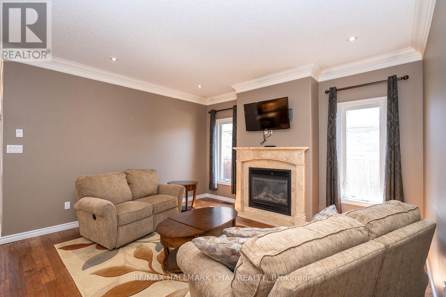 57 IRWIN CRESCENT - 11