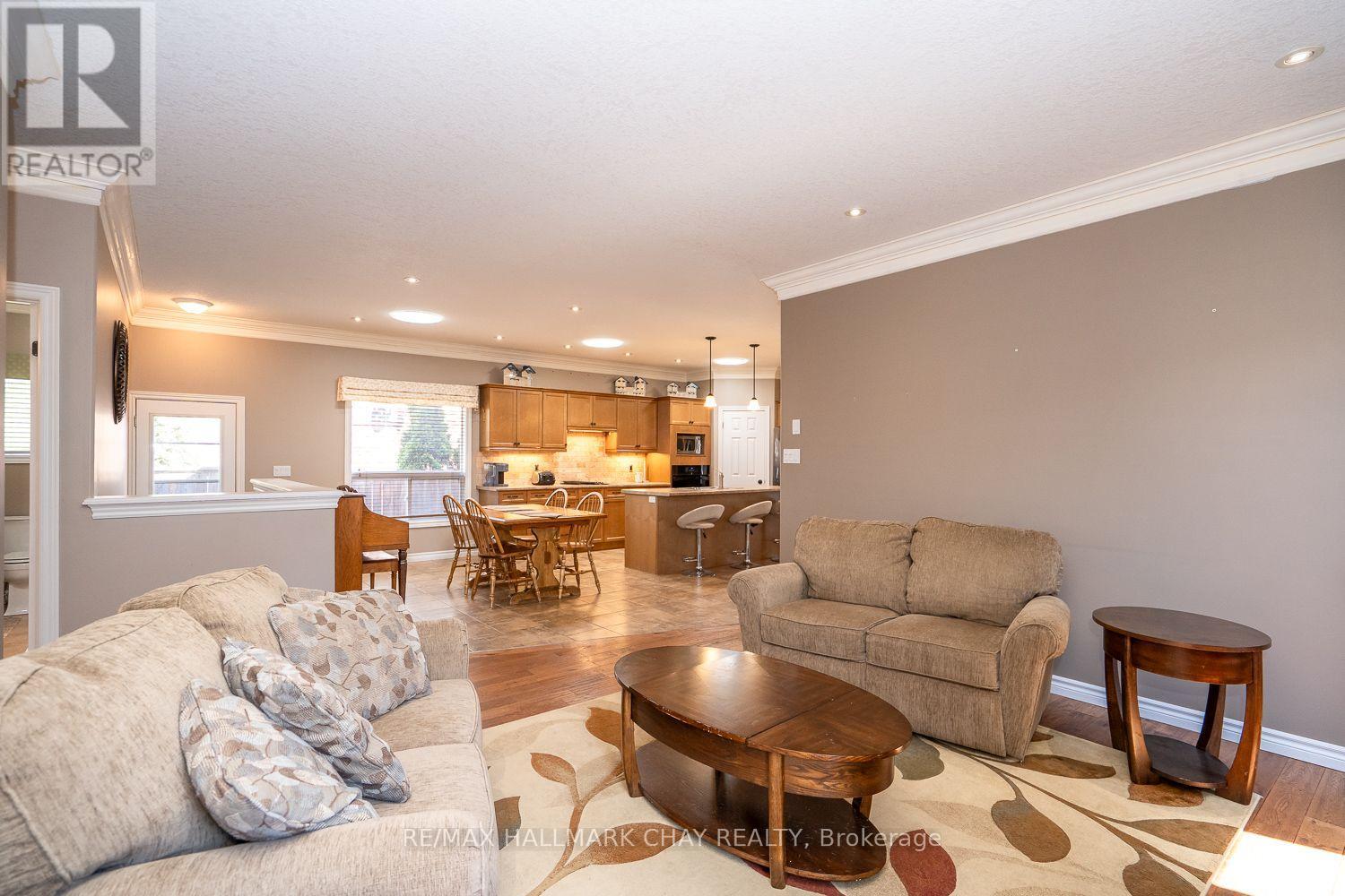 57 IRWIN CRESCENT - 12