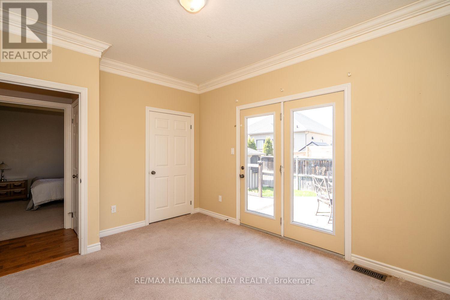 57 IRWIN CRESCENT - 18