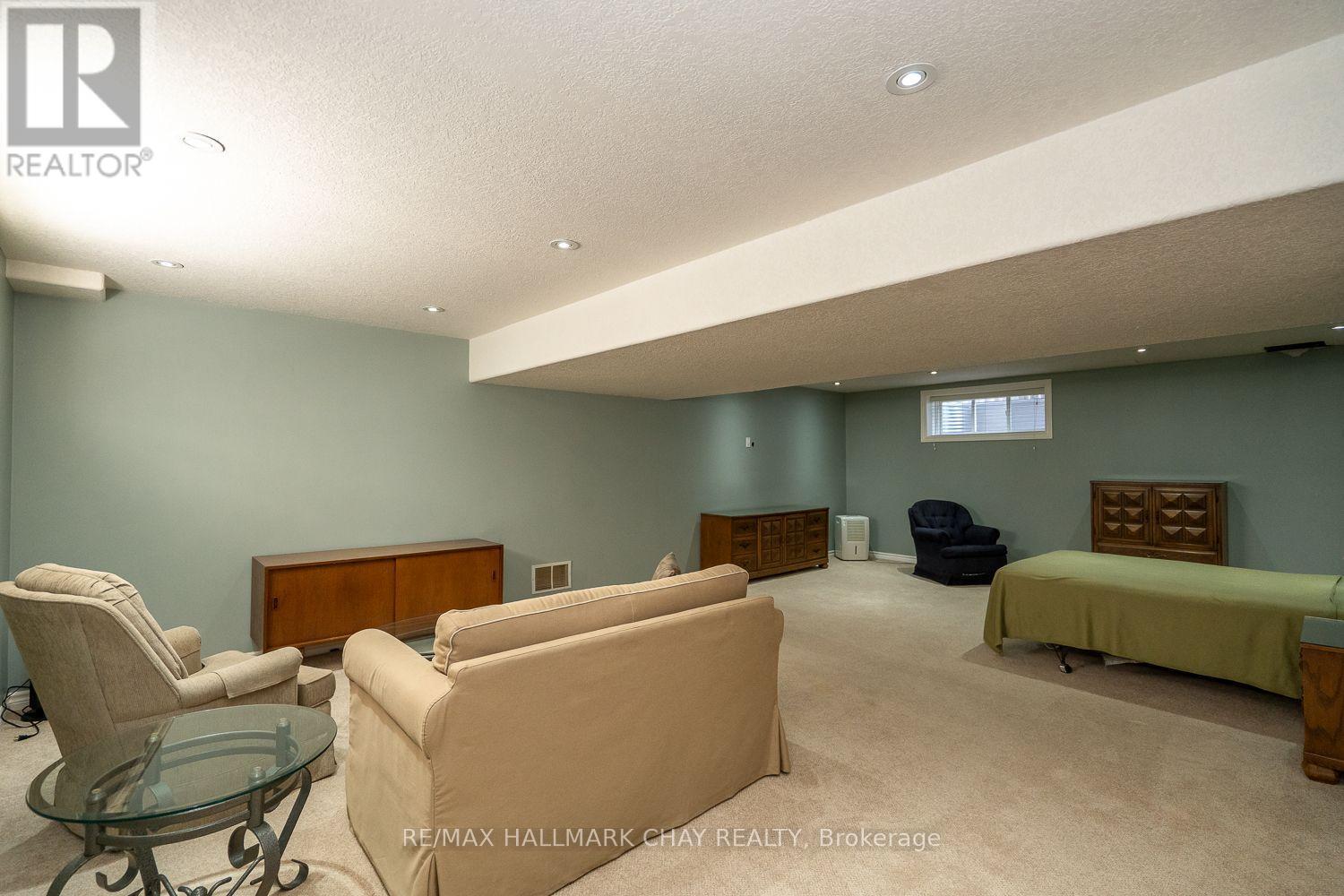 57 IRWIN CRESCENT - 21
