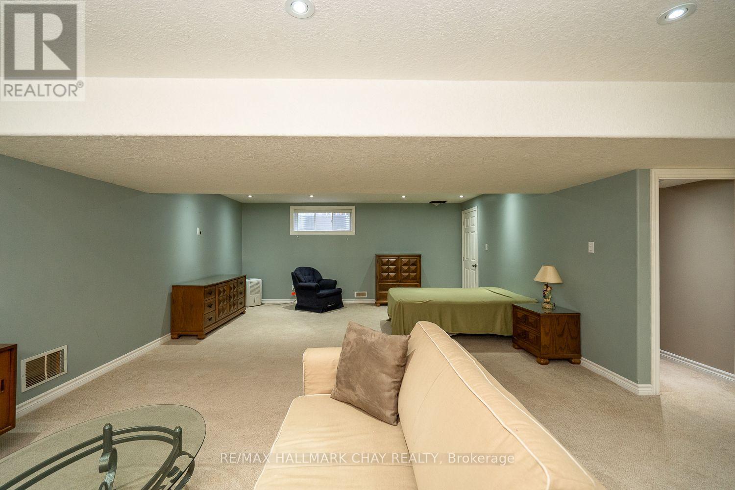57 IRWIN CRESCENT - 22
