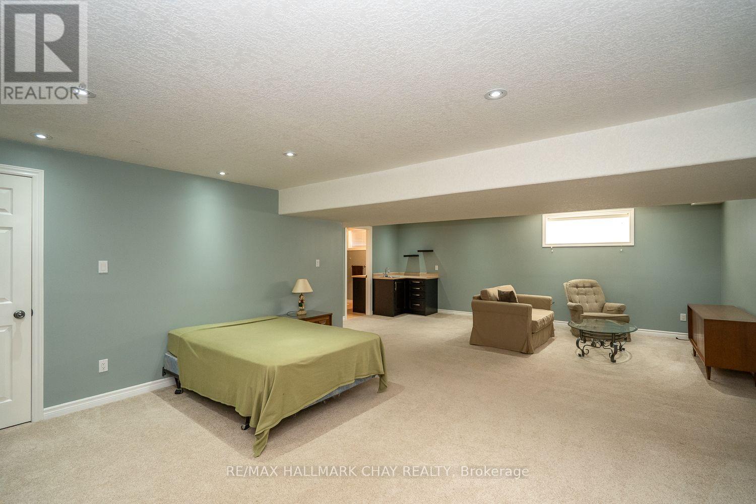 57 IRWIN CRESCENT - 23
