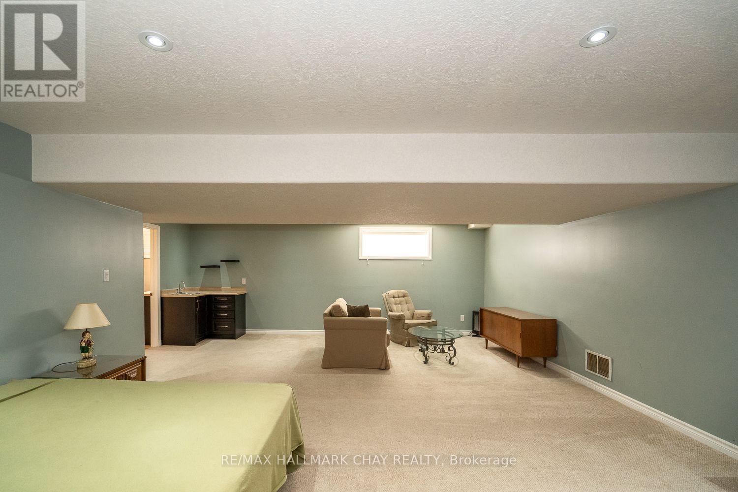 57 IRWIN CRESCENT - 24