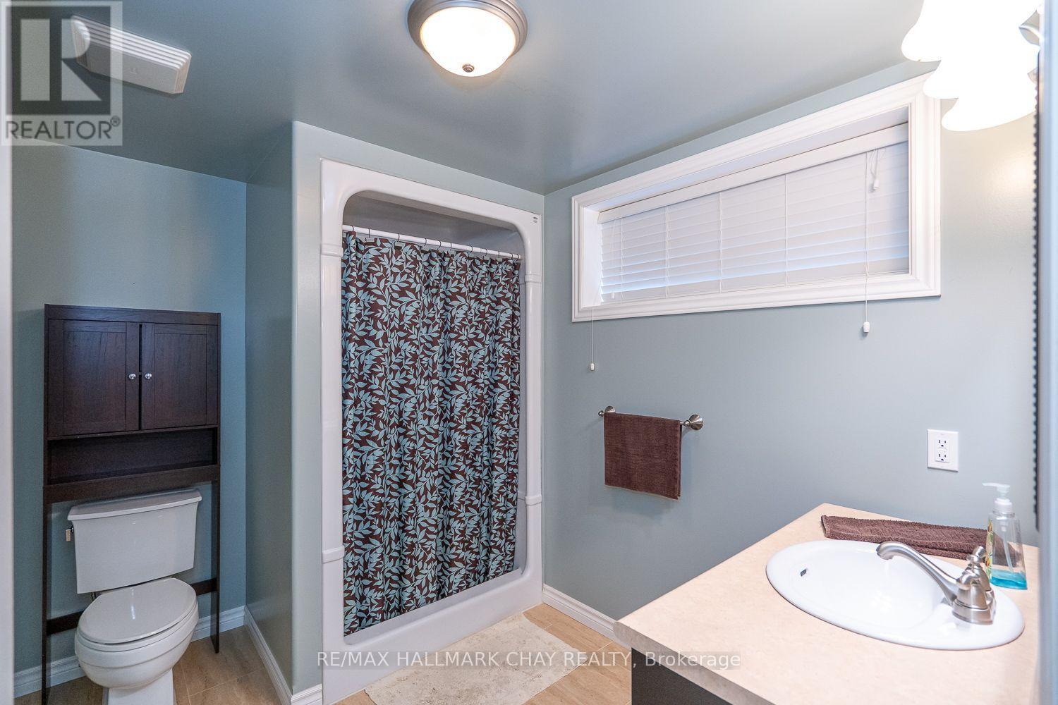57 IRWIN CRESCENT - 26