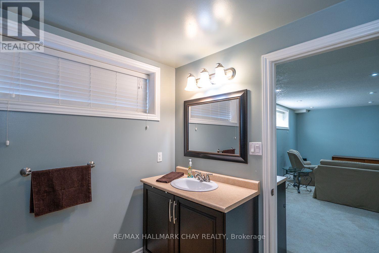 57 IRWIN CRESCENT - 27