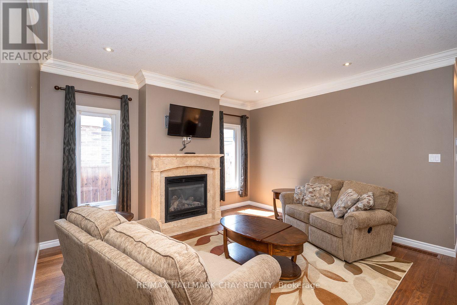 57 IRWIN CRESCENT - 3