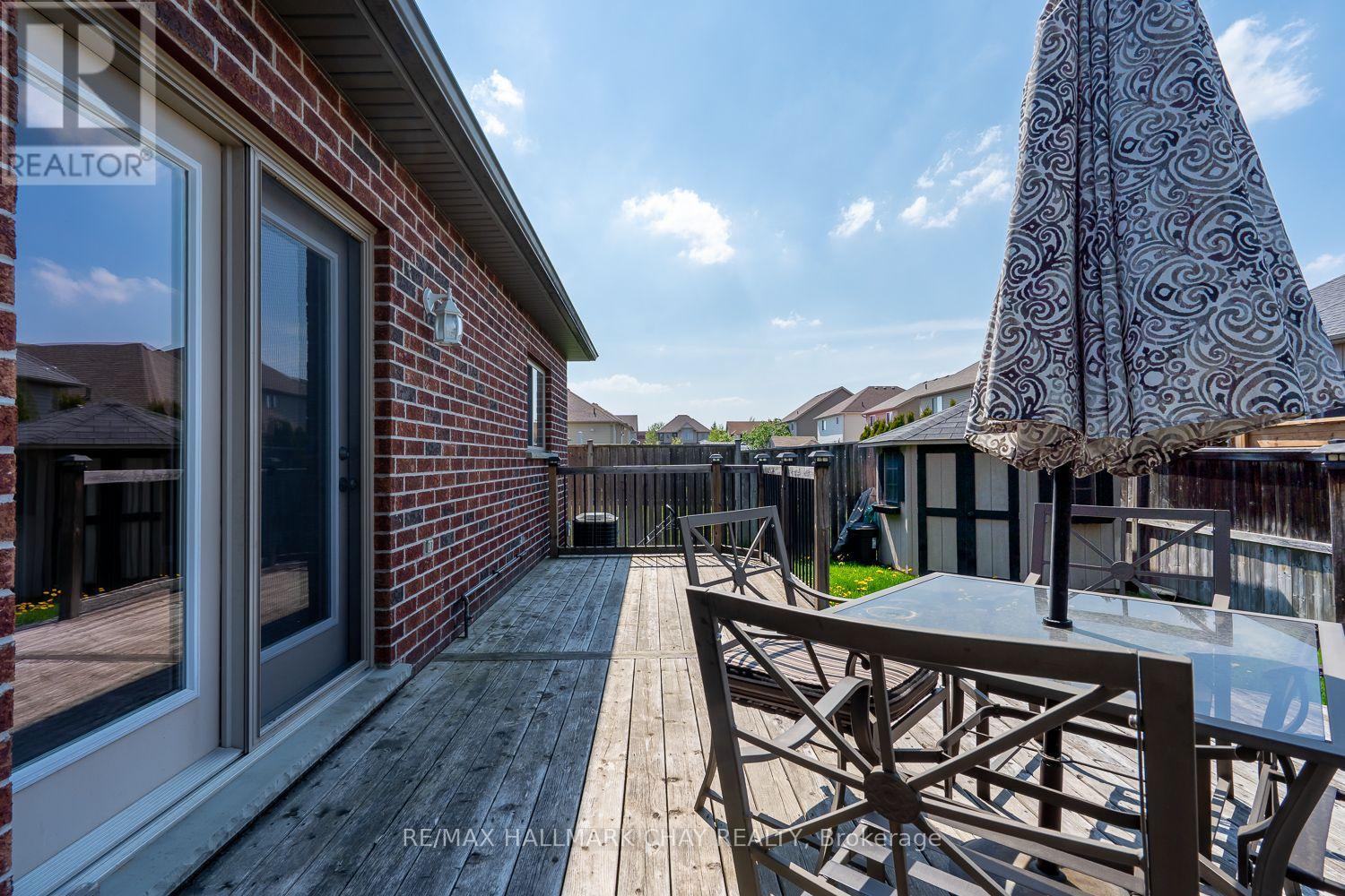 57 IRWIN CRESCENT - 30