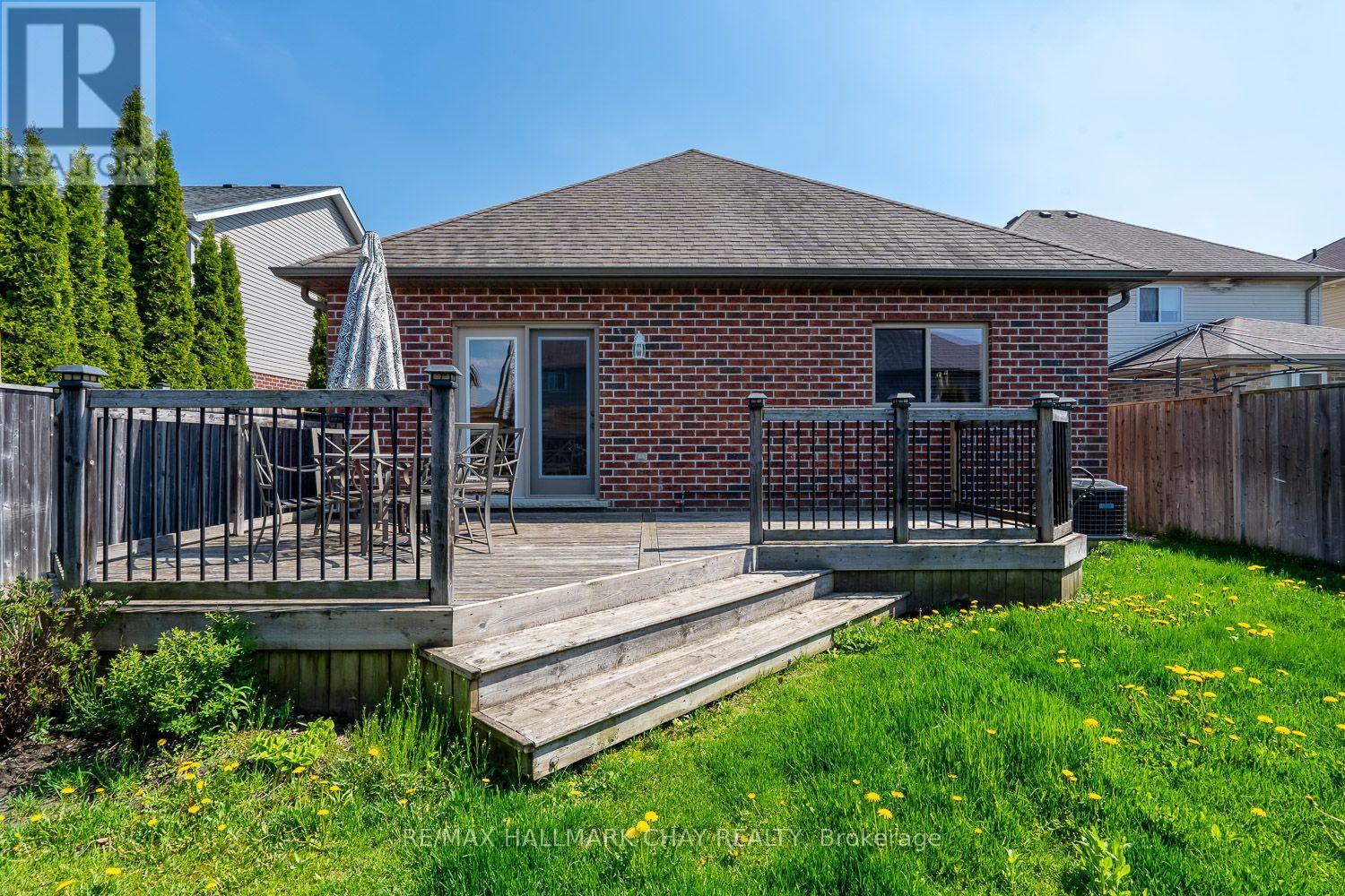 57 IRWIN CRESCENT - 32