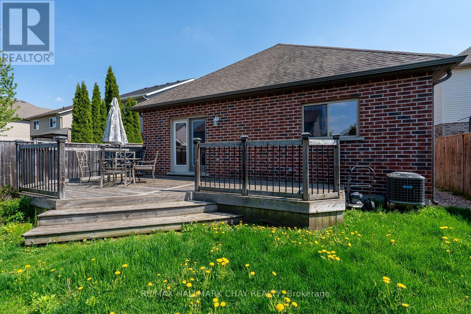 57 IRWIN CRESCENT - 33