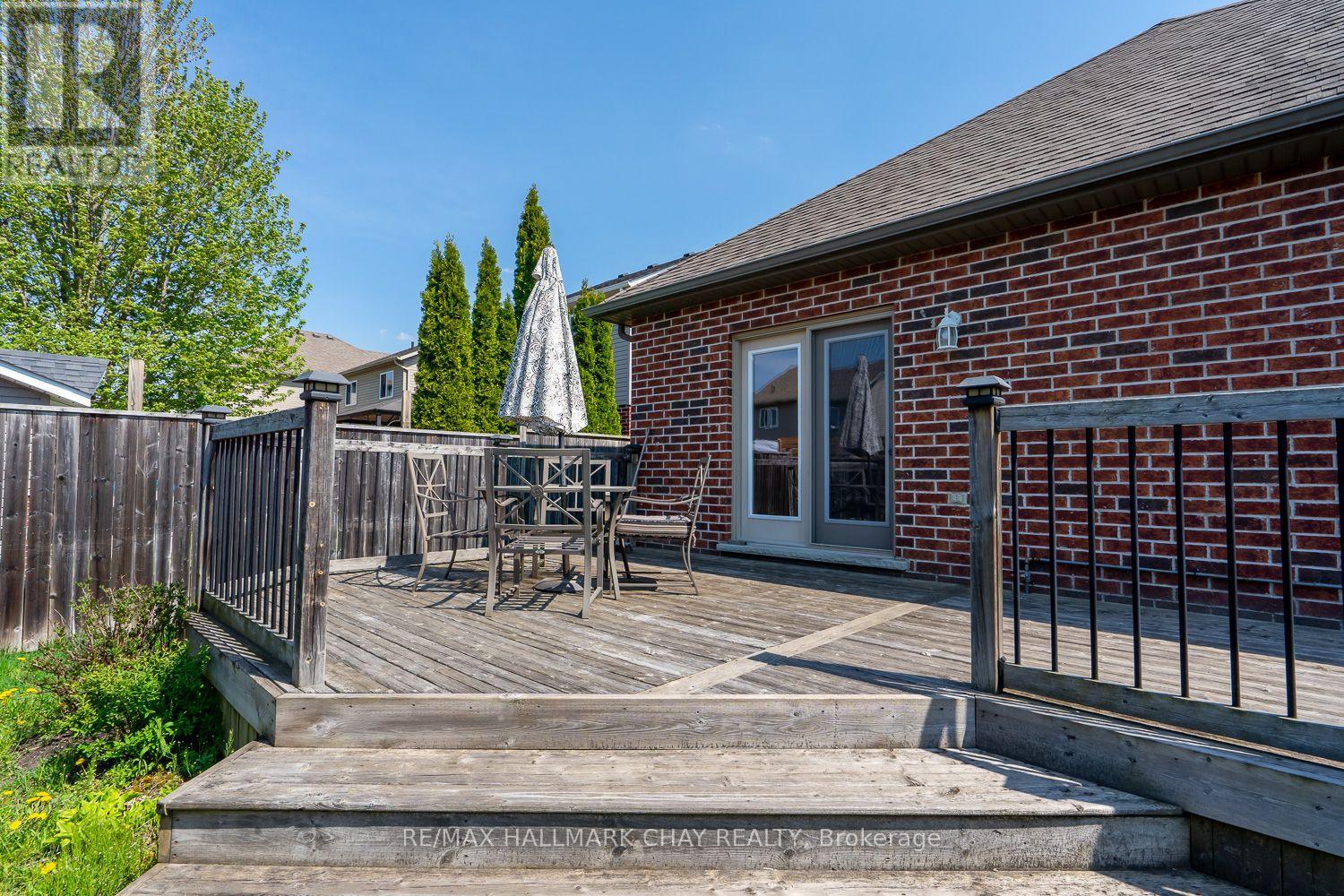 57 IRWIN CRESCENT - 34