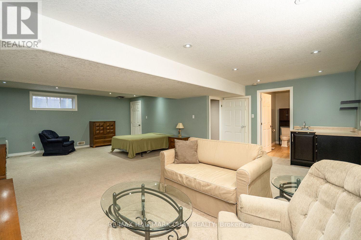 57 IRWIN CRESCENT - 4