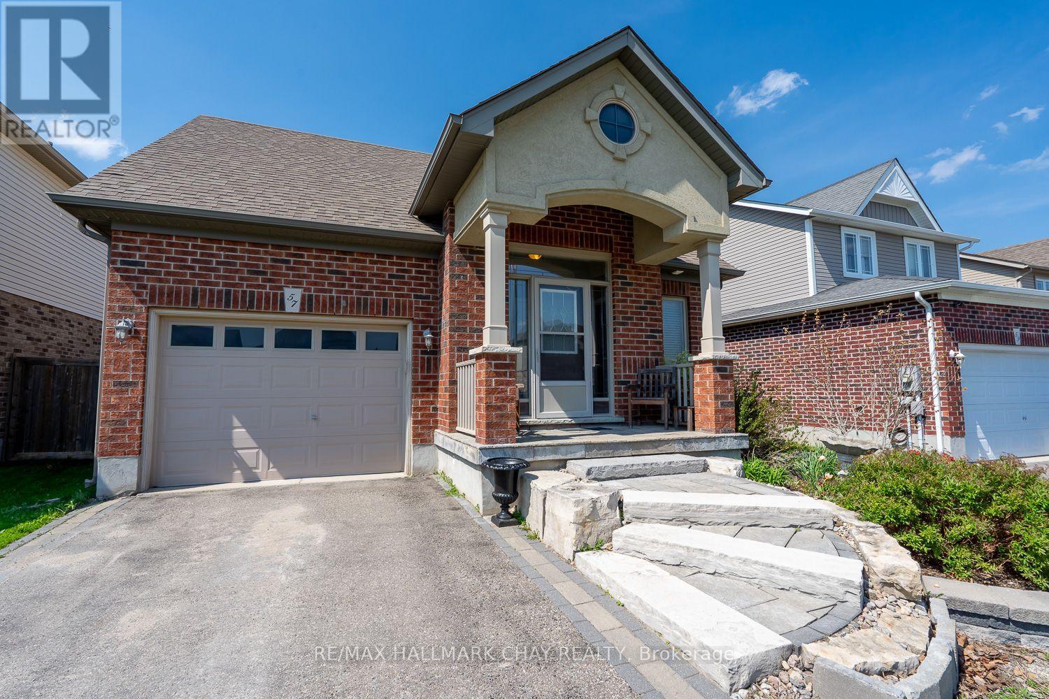 57 IRWIN CRESCENT - 6