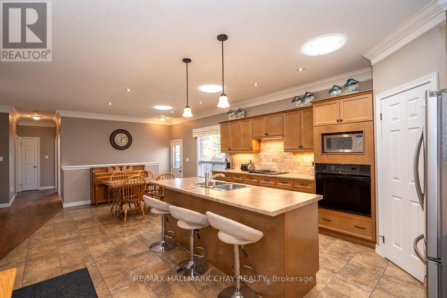 57 IRWIN CRESCENT - 8