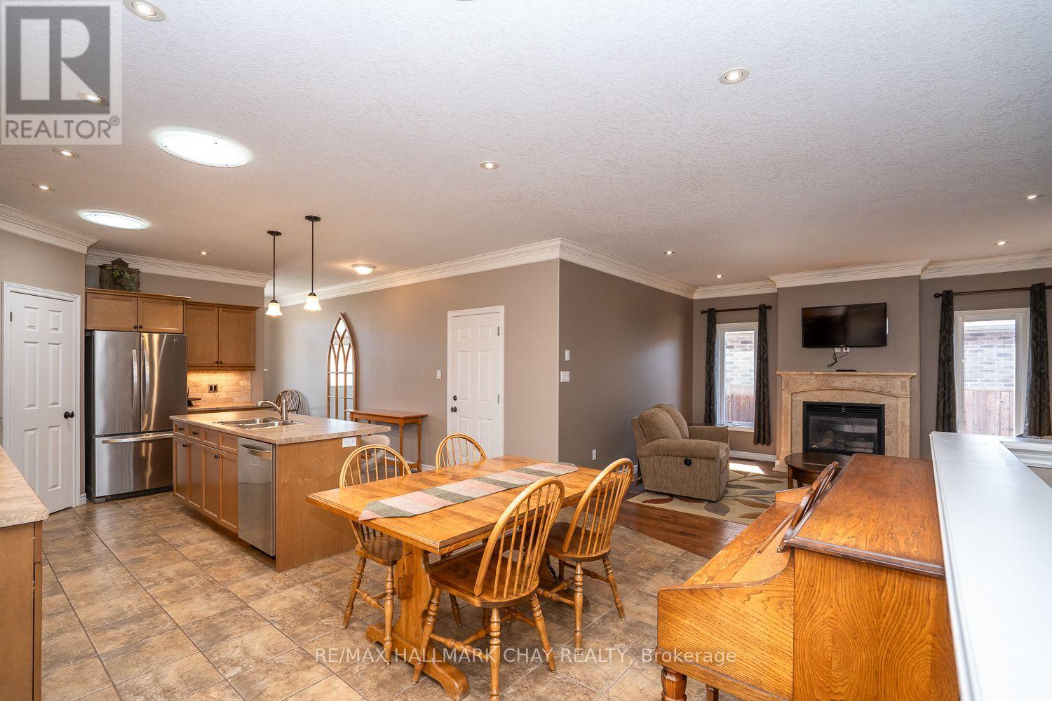 57 IRWIN CRESCENT - 9