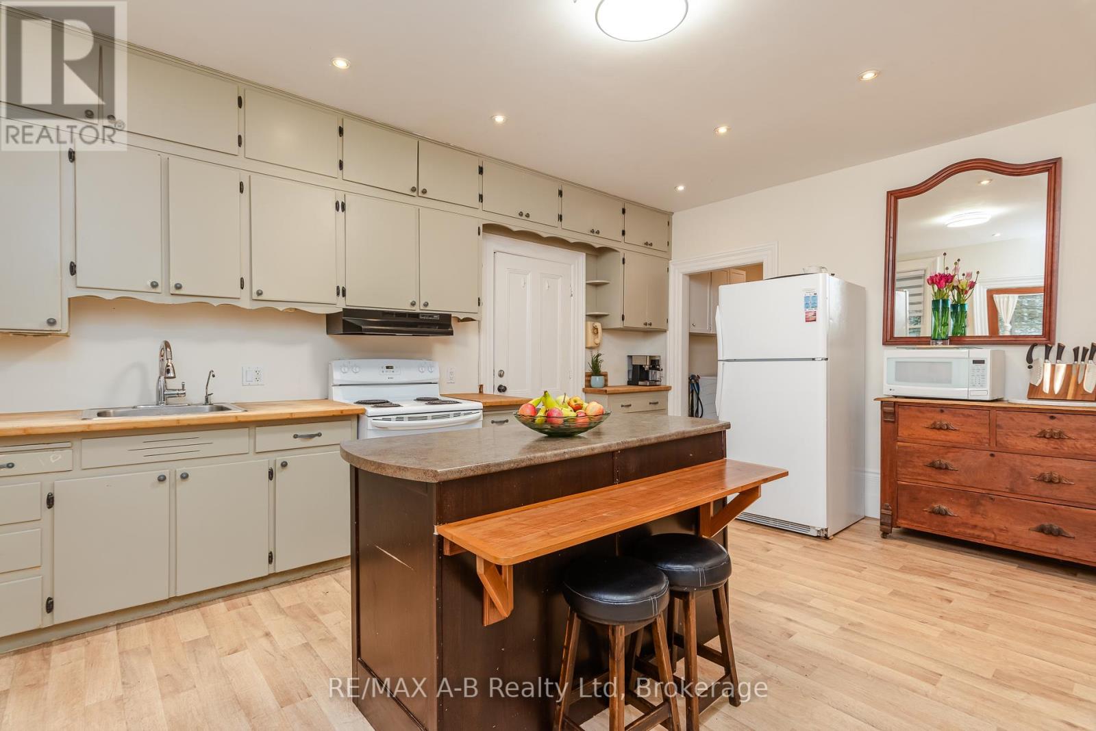 27 HOME STREET - 24