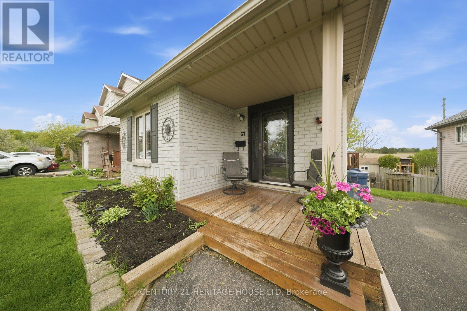 37 ANASTASIA CRESCENT - 34
