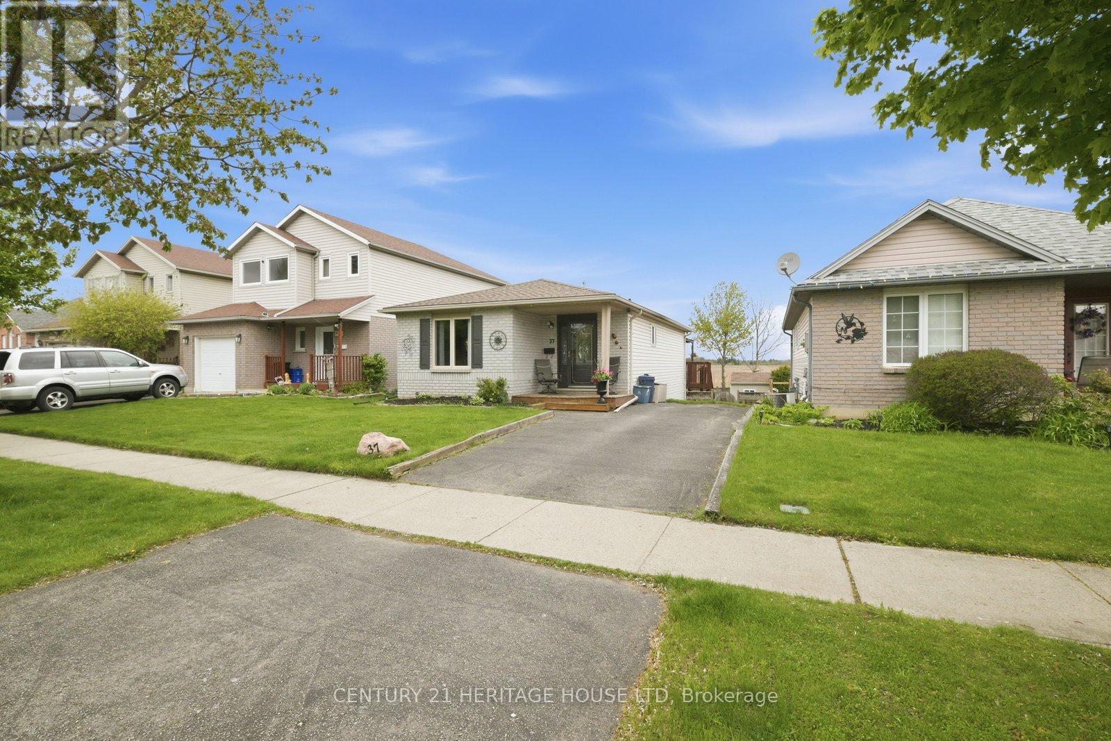 37 ANASTASIA CRESCENT - 35