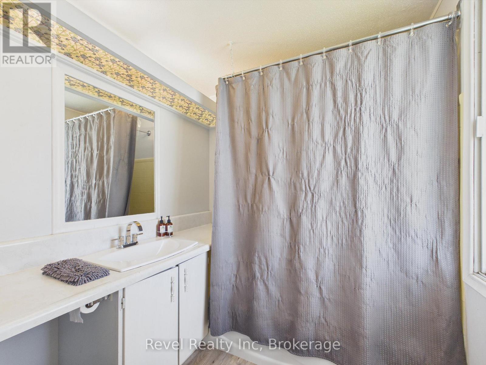 3 WELLINGTON STREET - 21