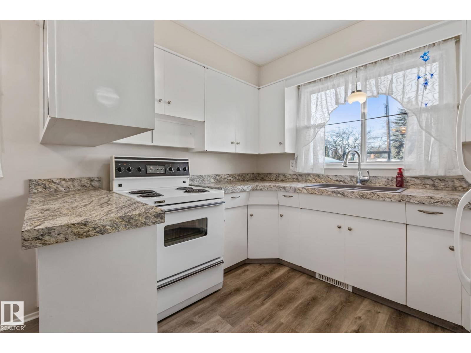 11926/11928 56 ST NW - 9