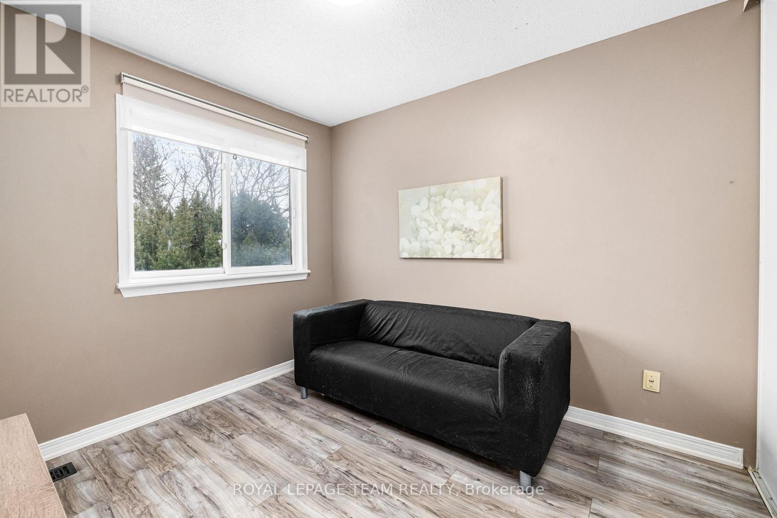 29 GRENADIER WAY - 24