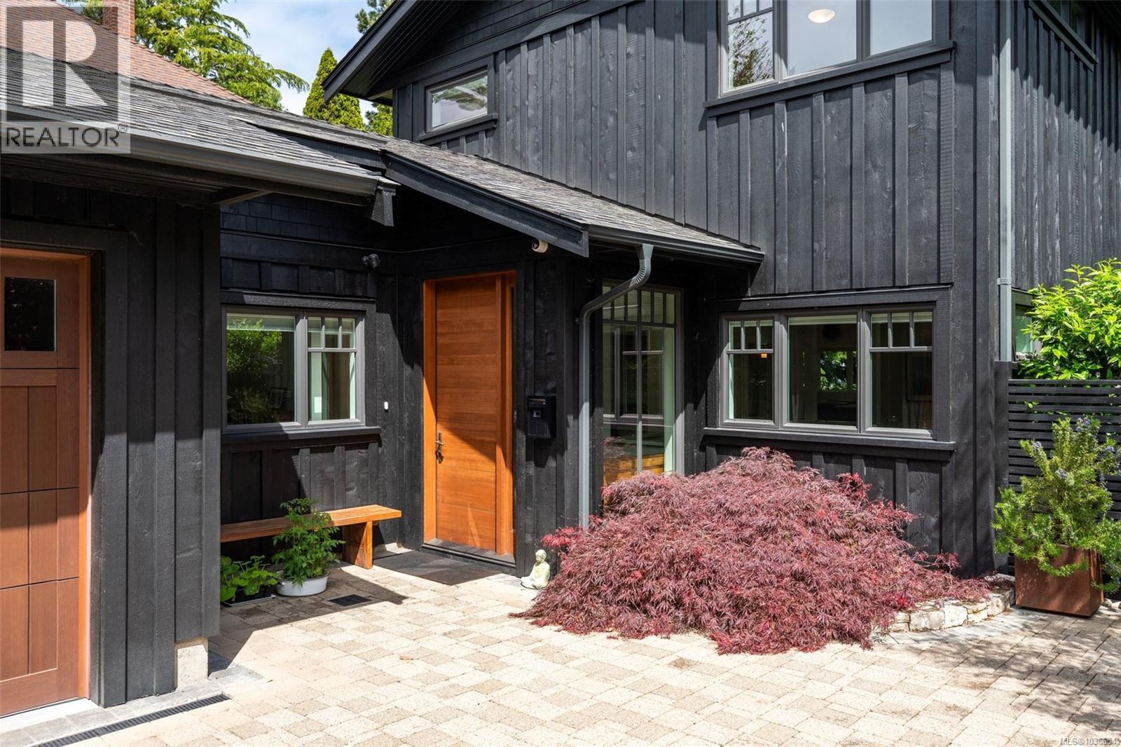 1217 Hewlett Pl, Oak Bay