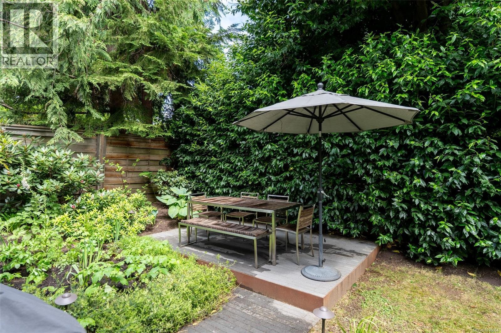 1217 Hewlett Pl - 53