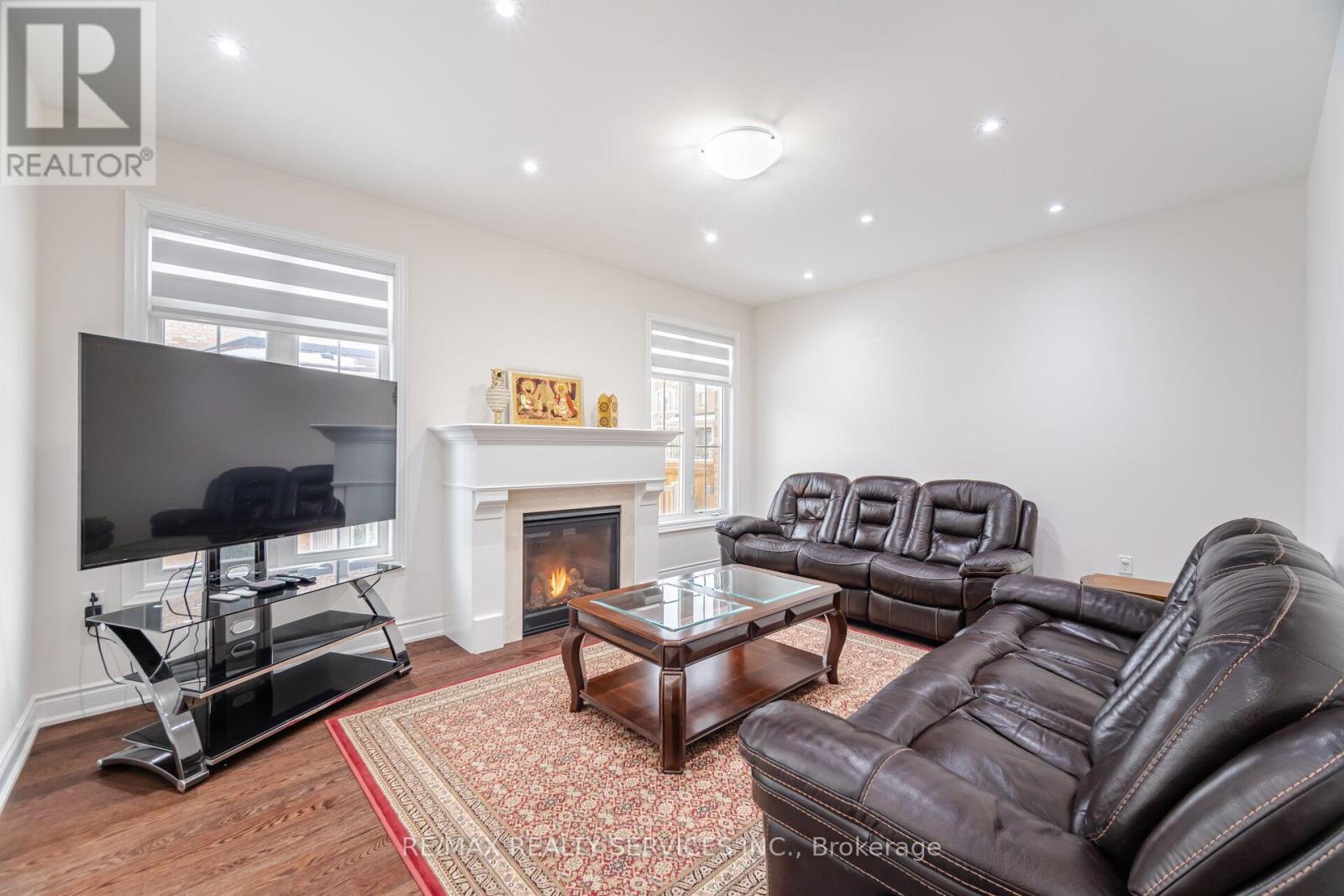 20 ROYAL FERN CRESCENT - 21
