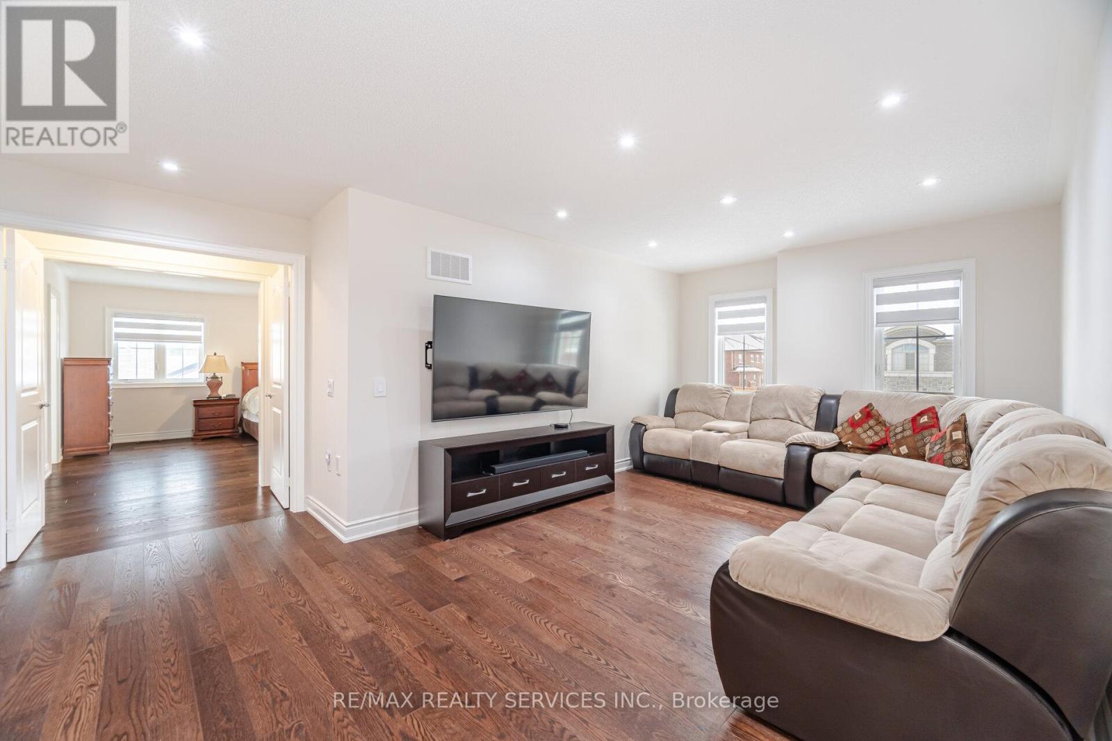 20 ROYAL FERN CRESCENT - 28