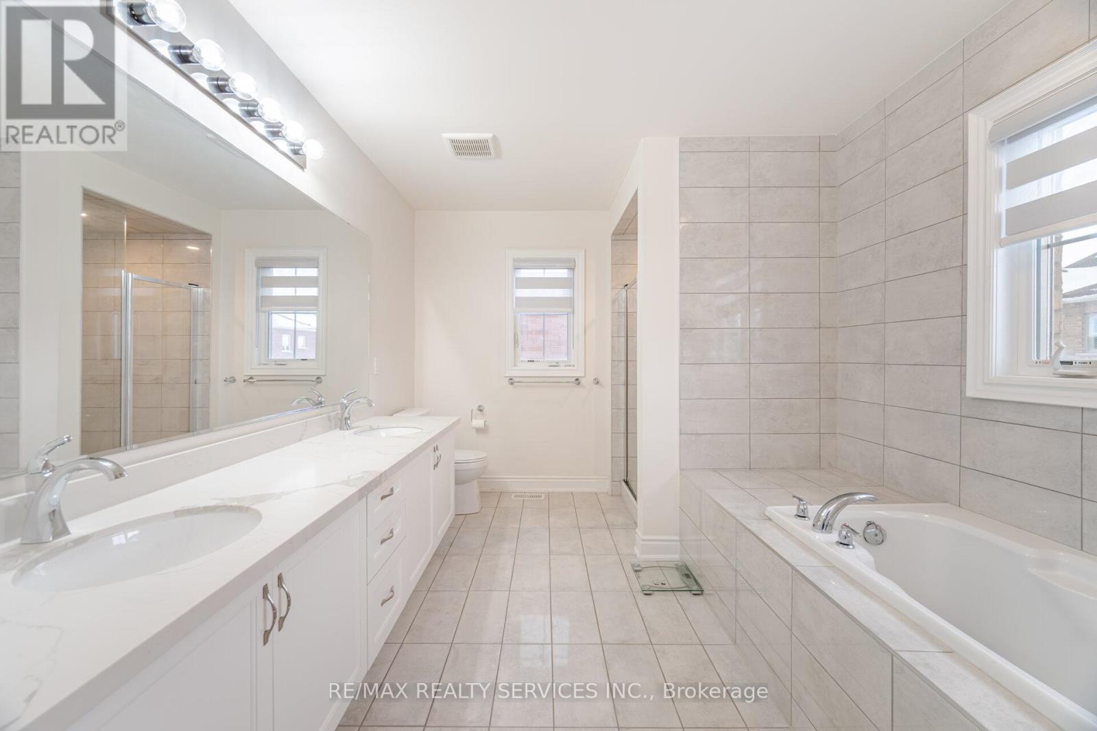 20 ROYAL FERN CRESCENT - 31