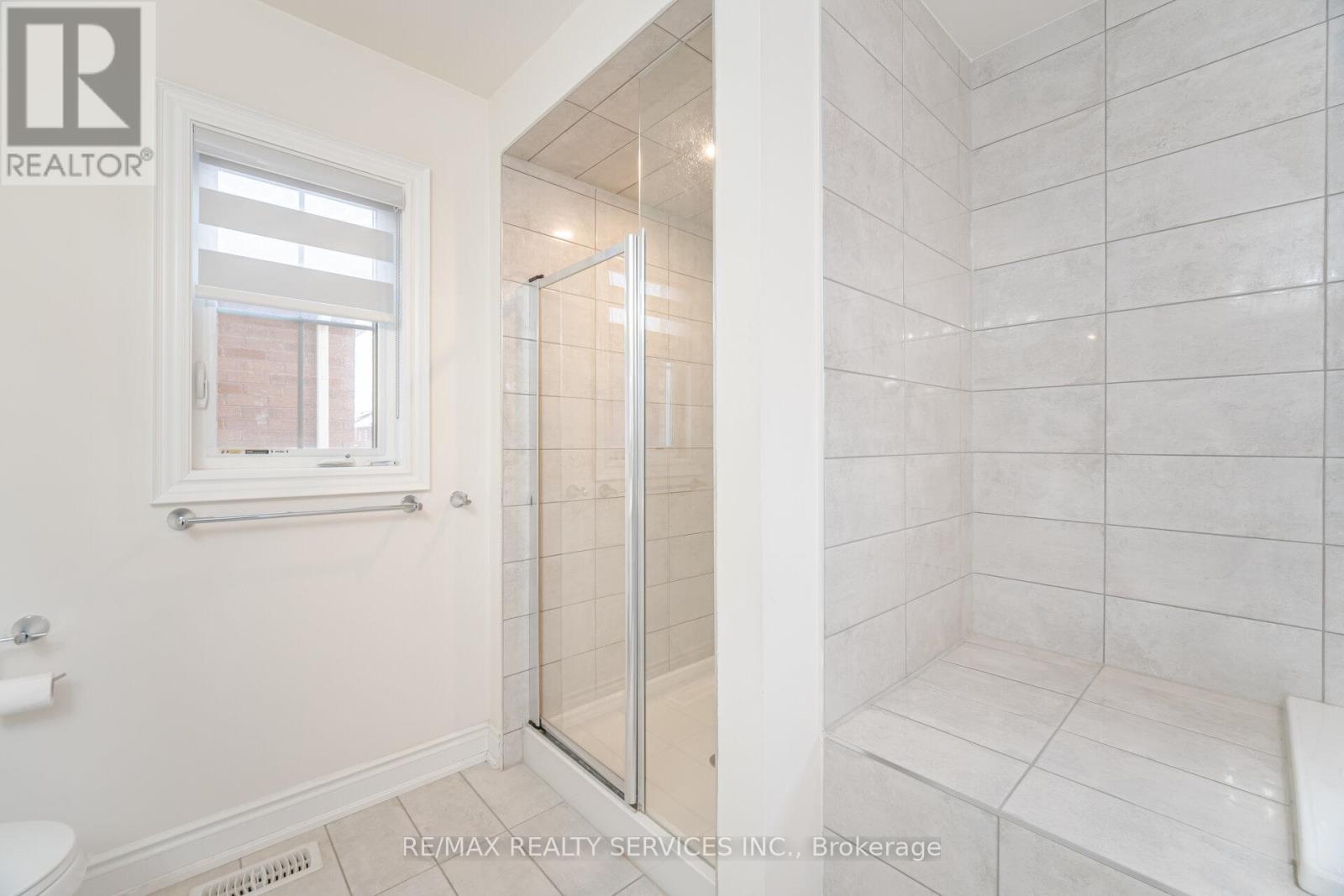 20 ROYAL FERN CRESCENT - 32