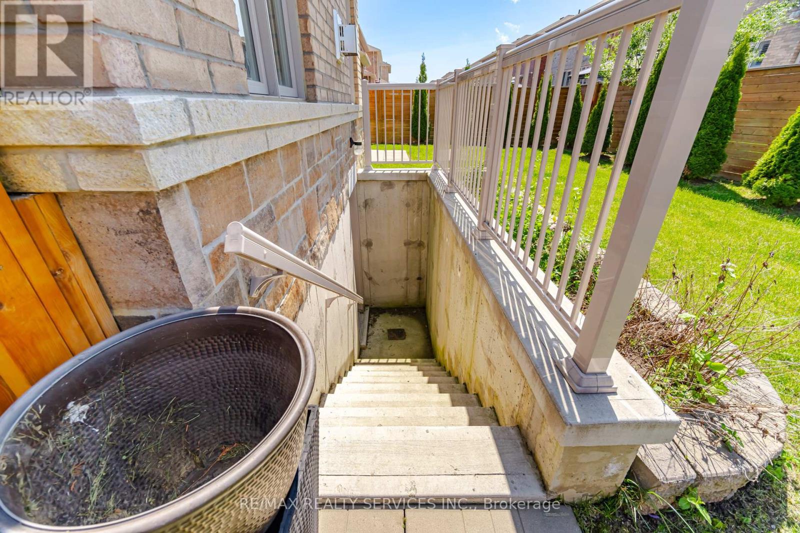 20 ROYAL FERN CRESCENT - 46
