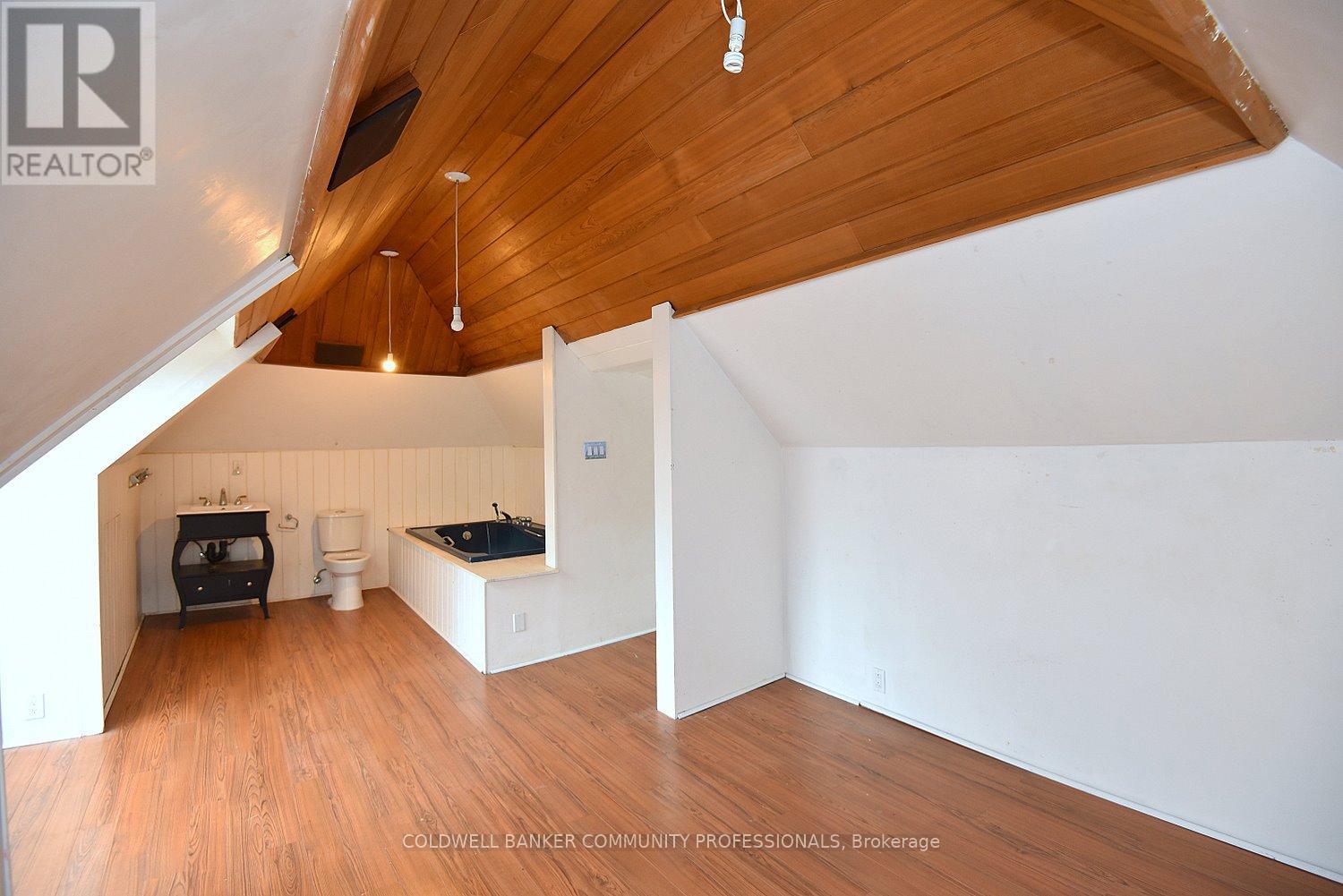 128 HESS STREET S - 32