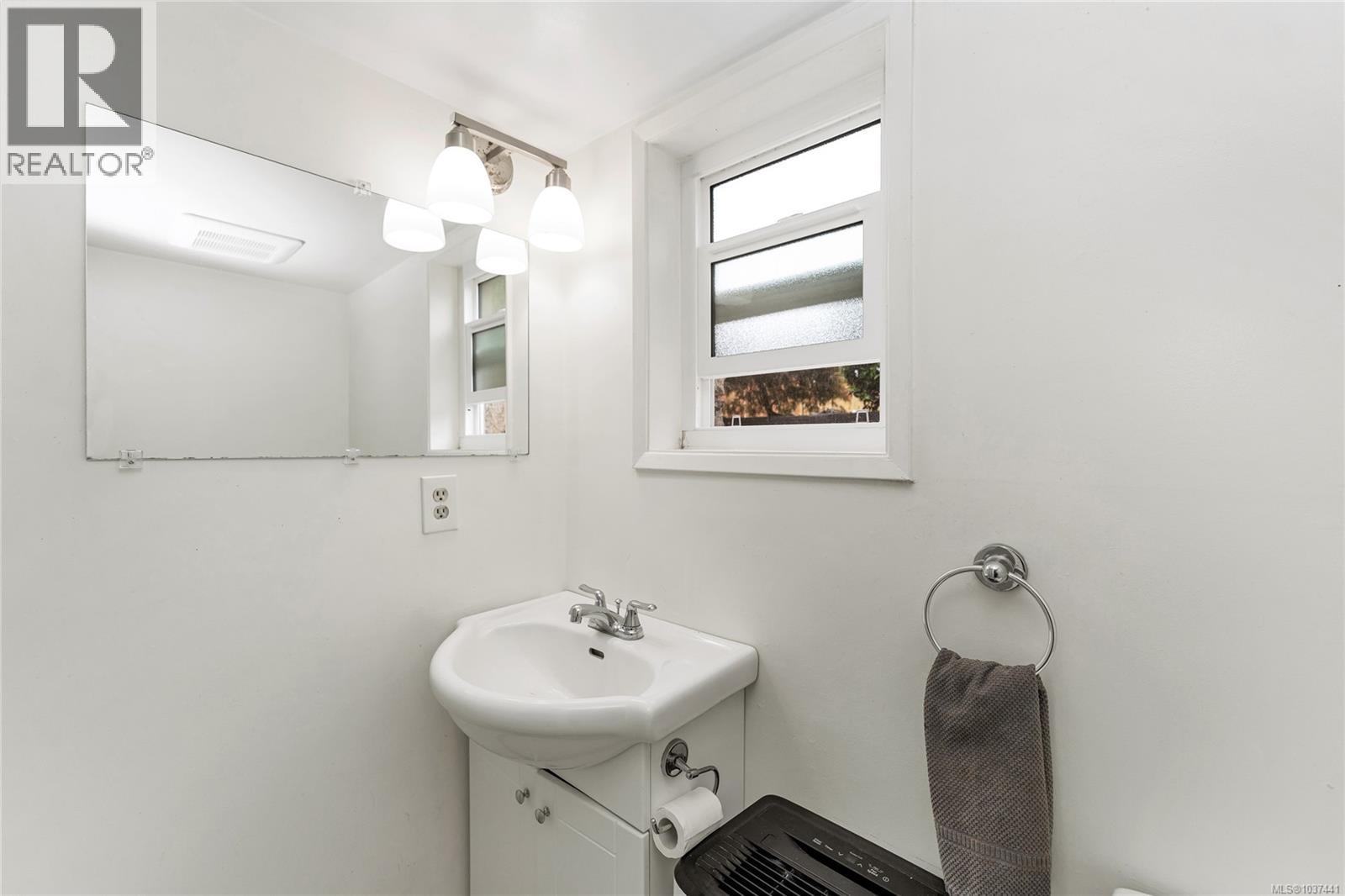 955 Sluggett Rd, Central Saanich