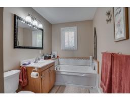 106b Ch. De La Montagne, L Ile Du Grand Calumet, QC J0X1J0 Photo 43