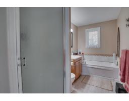 106b Ch. De La Montagne, L Ile Du Grand Calumet, QC J0X1J0 Photo 19