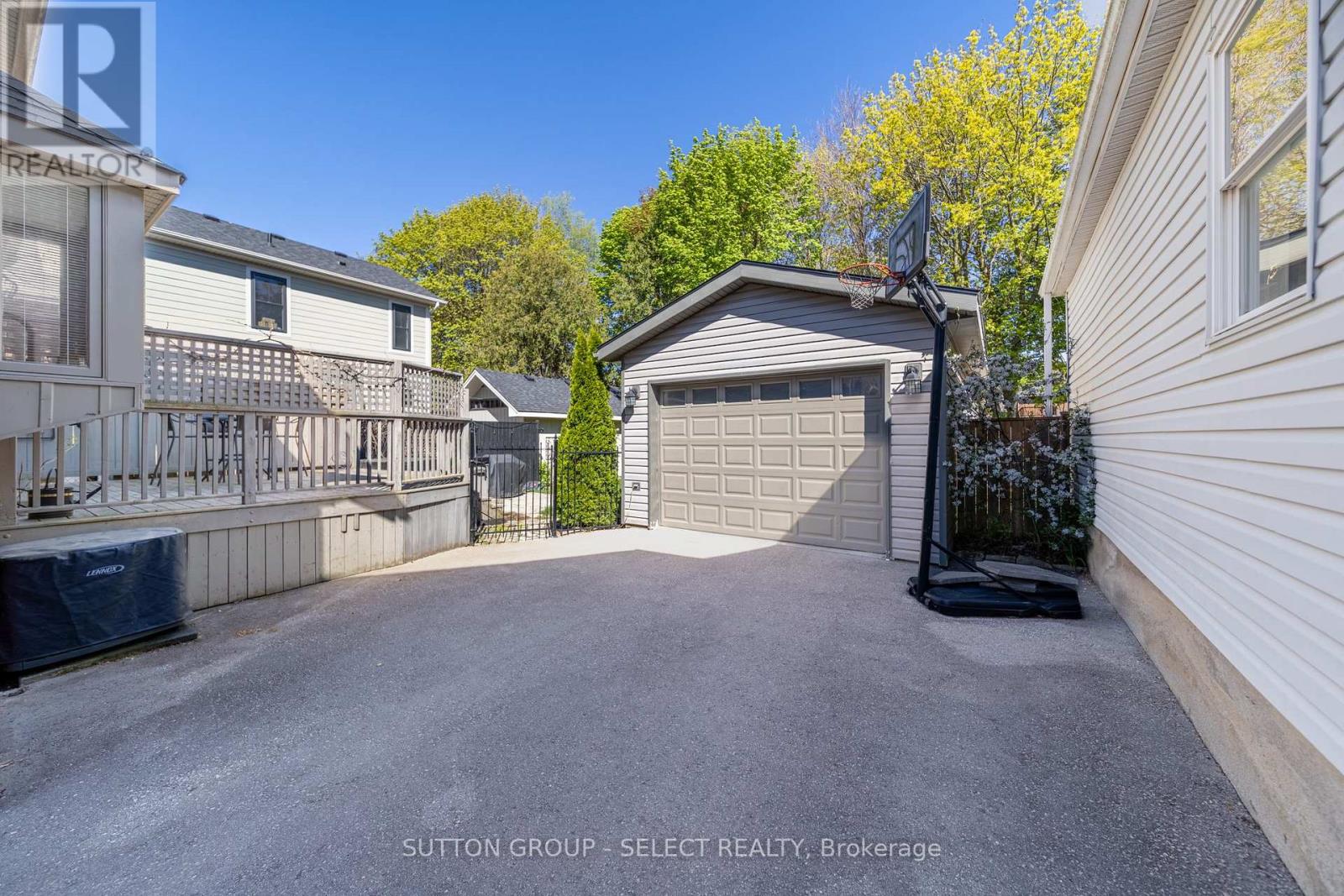 442 VICTORIA STREET - 48
