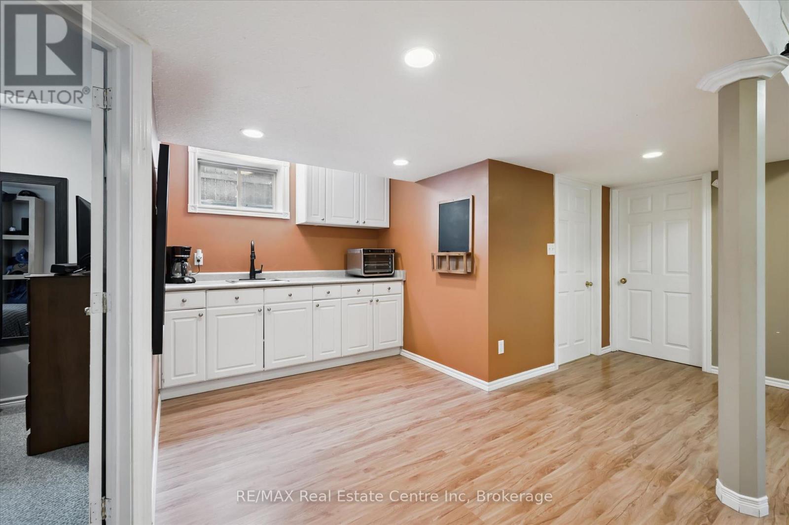124 GIBBONS DRIVE - 34