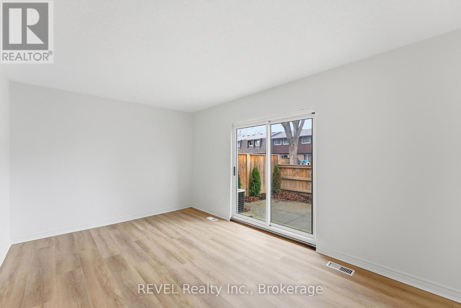 #15 151 LINWELL ROAD - 14